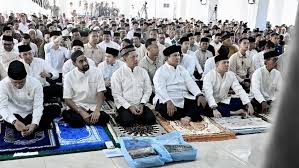 “aktivitas mudik Lebaran 2026 di Indonesia dengan kepadatan penumpang dan kendaraan”